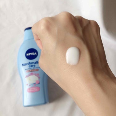 NIVEA﻿
マシュマロケア　ボディミルク﻿
シルキーフラワーの香り﻿
定価 ¥698﻿
﻿
ここ数年ずっとリピ買いしてるニベアのマシュマロケアシリーズのボディミルク❤️﻿
﻿
乳液のようなテクスチャーでのびがいいので、面倒くさがりの私でもお風呂あがりにささっと塗れます✨﻿
塗った直後は多少ベタつきますが、馴染むとしっとりなめらかふわふわ肌になり、べたつかない！﻿
﻿
香りは甘すぎないフラワー系です。﻿
すこし時間が経つと、「元々肌がやさしい香りするんです😏」って言えそうなくらいのほんのり感。﻿
﻿
保湿にいいと言われているホホバオイル、スウィートアーモンドオイル、ヒアルロン酸配合！﻿
肌荒れ防止成分も入っているのでムダ毛の処理後にもおすすめのようです！（わたしはムダ毛の処理前にも塗っています）﻿
﻿
そして、このボディミルクにWeledaのオイルを重ねると、自分でもずっと触ってたくなるようなつるすべふわ肌になれます😍﻿
﻿
薬局だと500円台で販売されていることが多く、お手頃価格なところも気に入ってるポイントです💕﻿
﻿
今使っているのがなくなってきたので、またもう1本買わなきゃ😆

#ニベア
#ボディミルク
#リピートの画像 その1