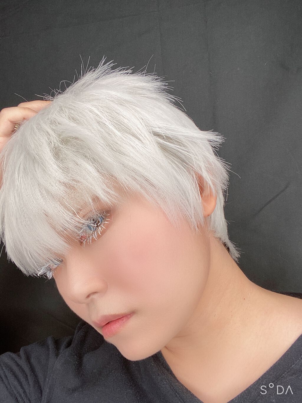 クロ on LIPS 「メイク練習を兼ねて、呪術廻戦の五条悟(高専)のつもりだったのに..」(3枚目)