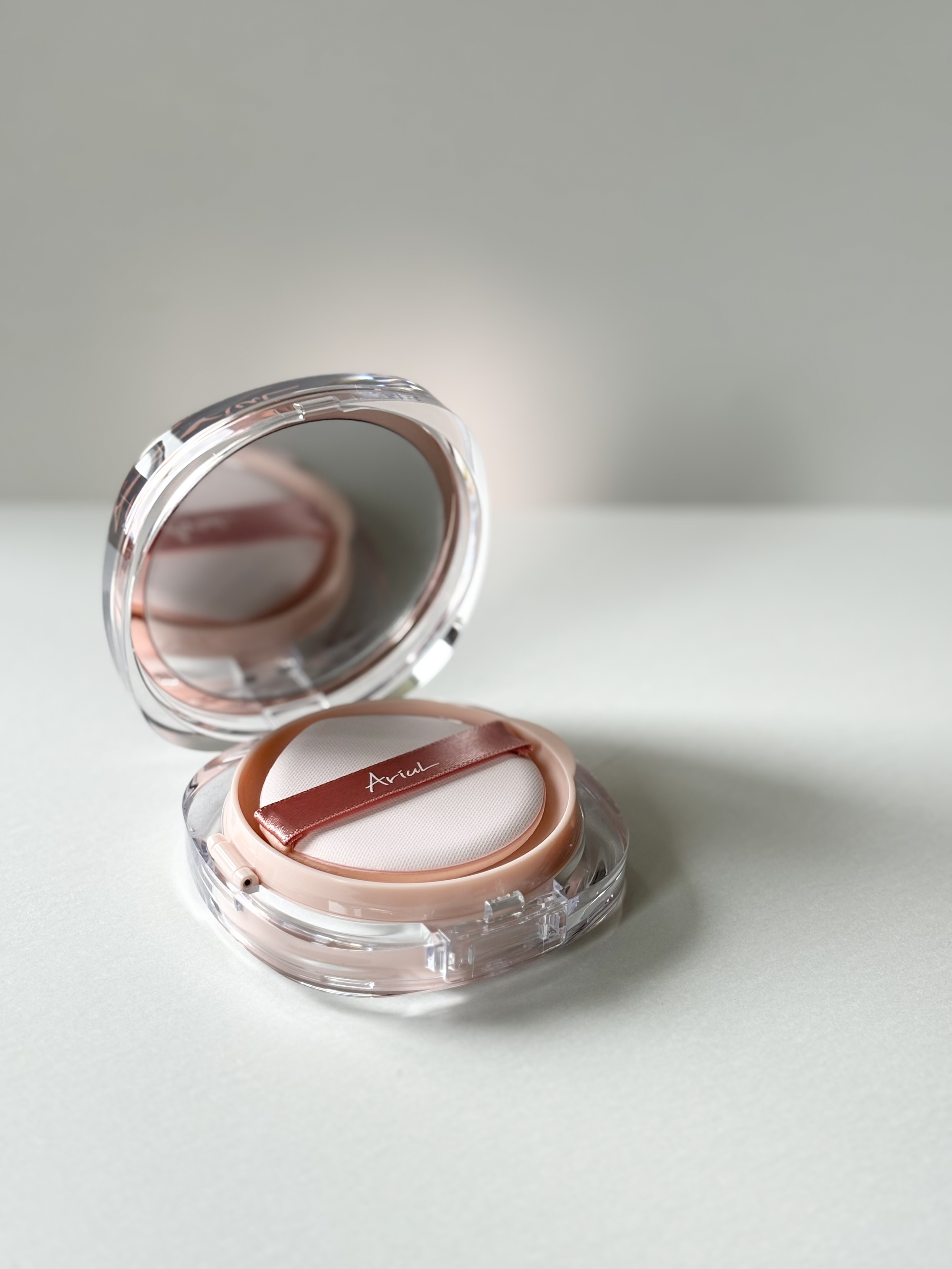 
⁡
「軽く舞い降りて華やかに染める」
⁡
なんて綺麗なキャッチコピーなんだろう🕊️✨️
⁡
インクのように肌になじみ、シミや不規則な肌トーンを補正してくれるファンデ。
微細なシリカパウダーと、光を反射するパールパウダーが毛穴とデコボコを