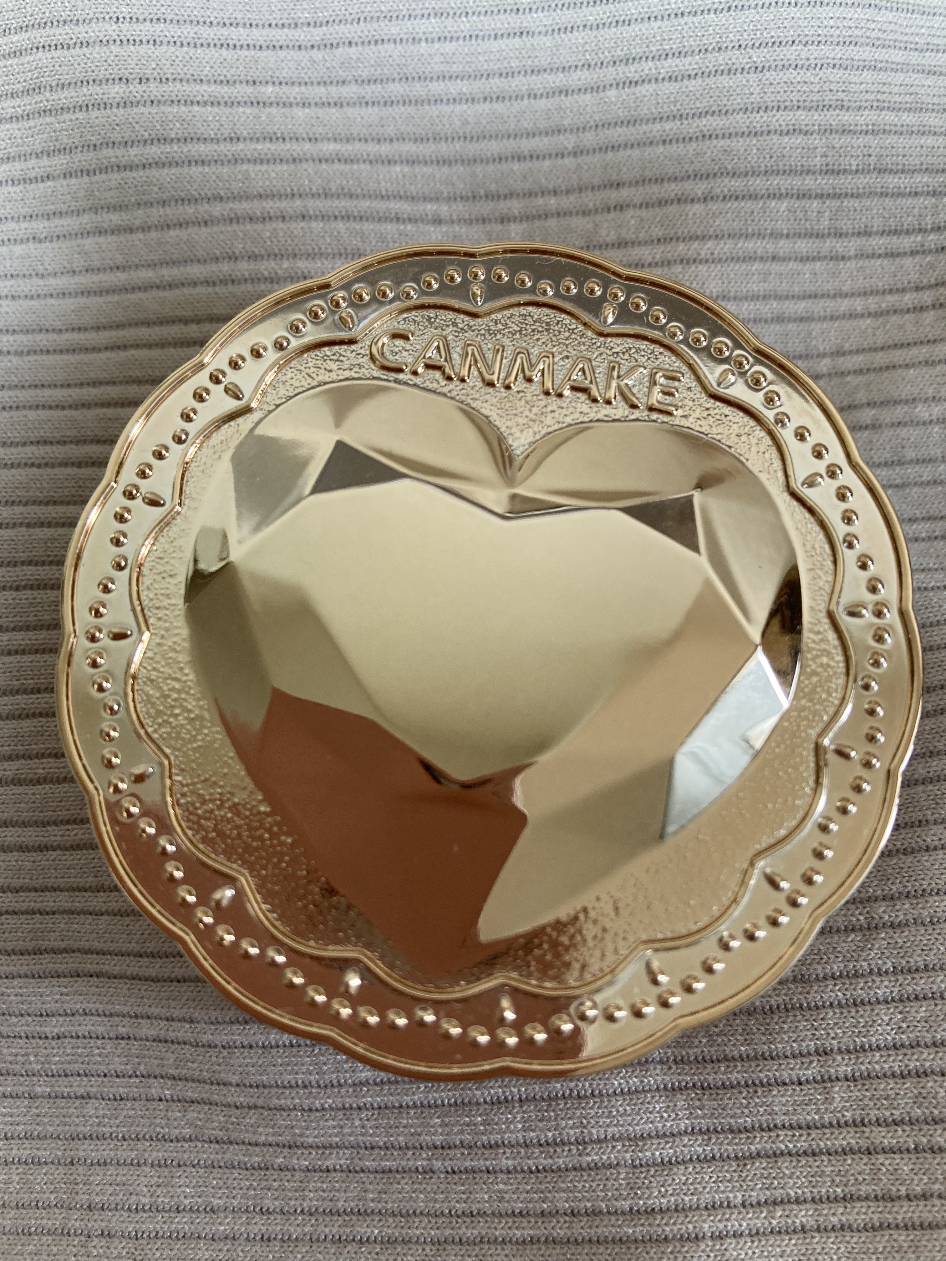 ¥935！シークレットビューティーパウダー01

私が初めて買ったコスメはこれ！
24時間使えるクリアパウダーです✨

これをさっとはたくだけで、テカリや毛穴を綺麗に隠してくれます！
クリアなので誰でも使えるし、スクールメイクやお泊まりにも