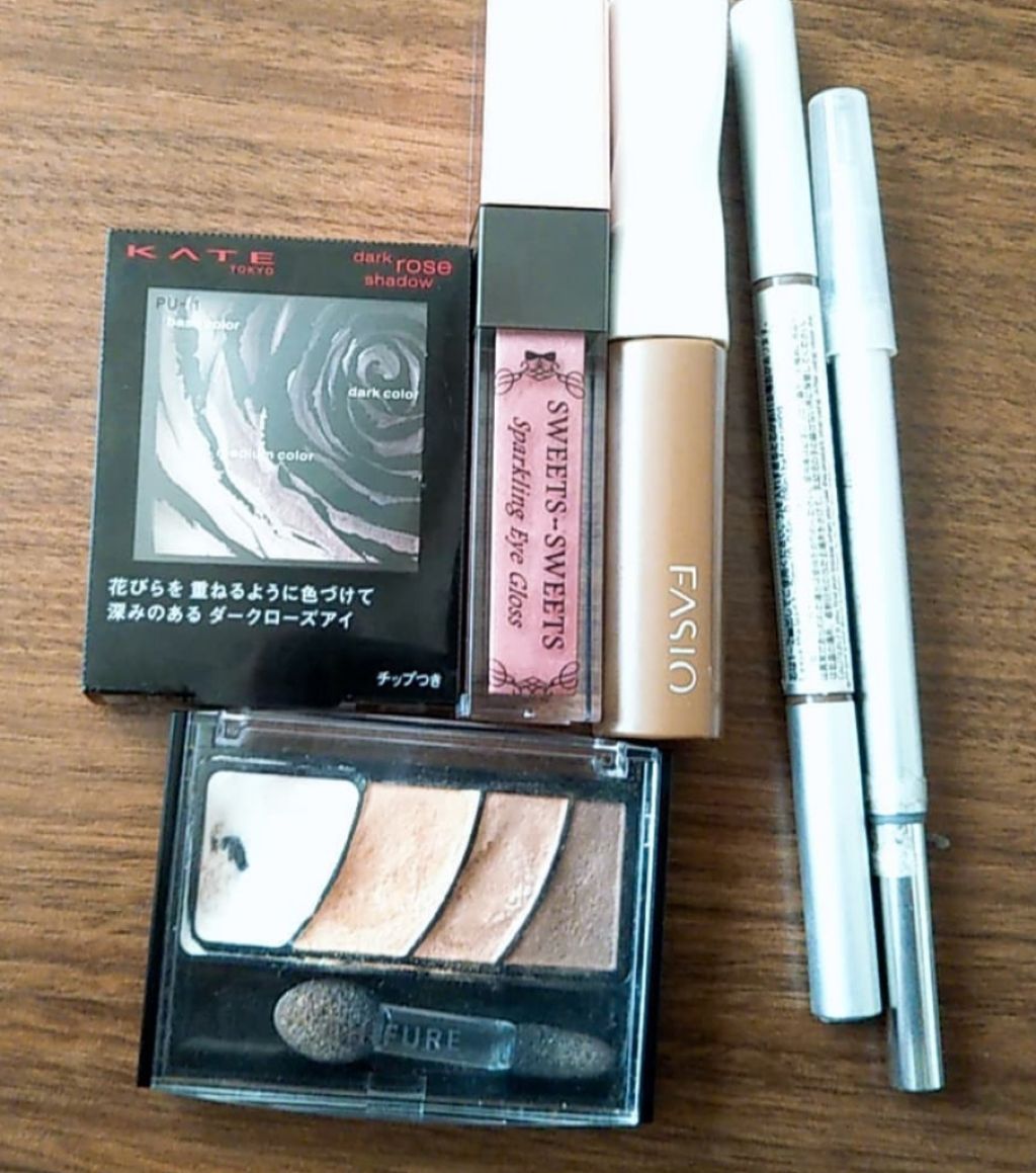 スパークリングアイグロス/スウィーツ スウィーツ/リキッドアイシャドウを使ったクチコミ(2枚目)