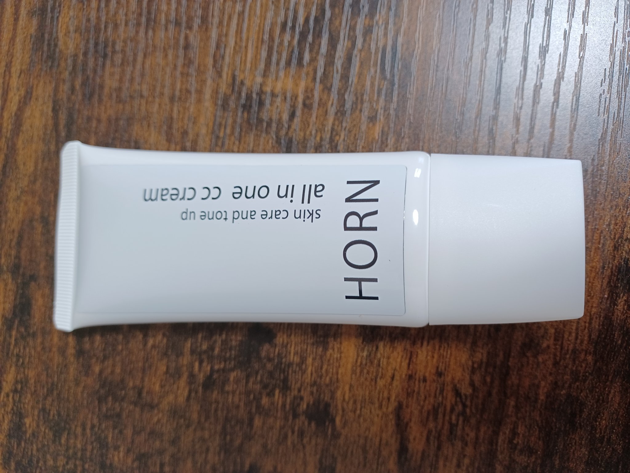 ・肌のトーンアップや色ムラを補正してくれる効果があります。CCクリームを使うことで自然な肌色を保ち、清潔感のある印象を与えることができます。
・あからさまに塗った感が出なくてとてもナチュラル。自然に肌のくすみや肌荒れなどをカバーしてくれます