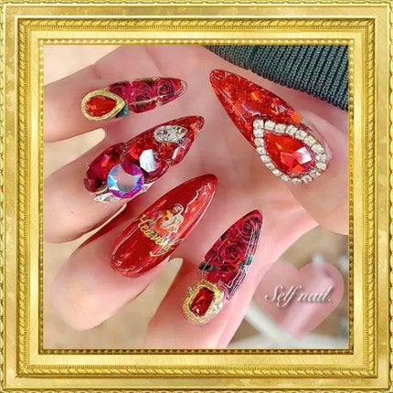 おにくちゃん🍖 on LIPS 「バラとイエスネイル💅🌹一本丸ごとスワロでキラキラ🤩間違えてUV..」(2枚目)