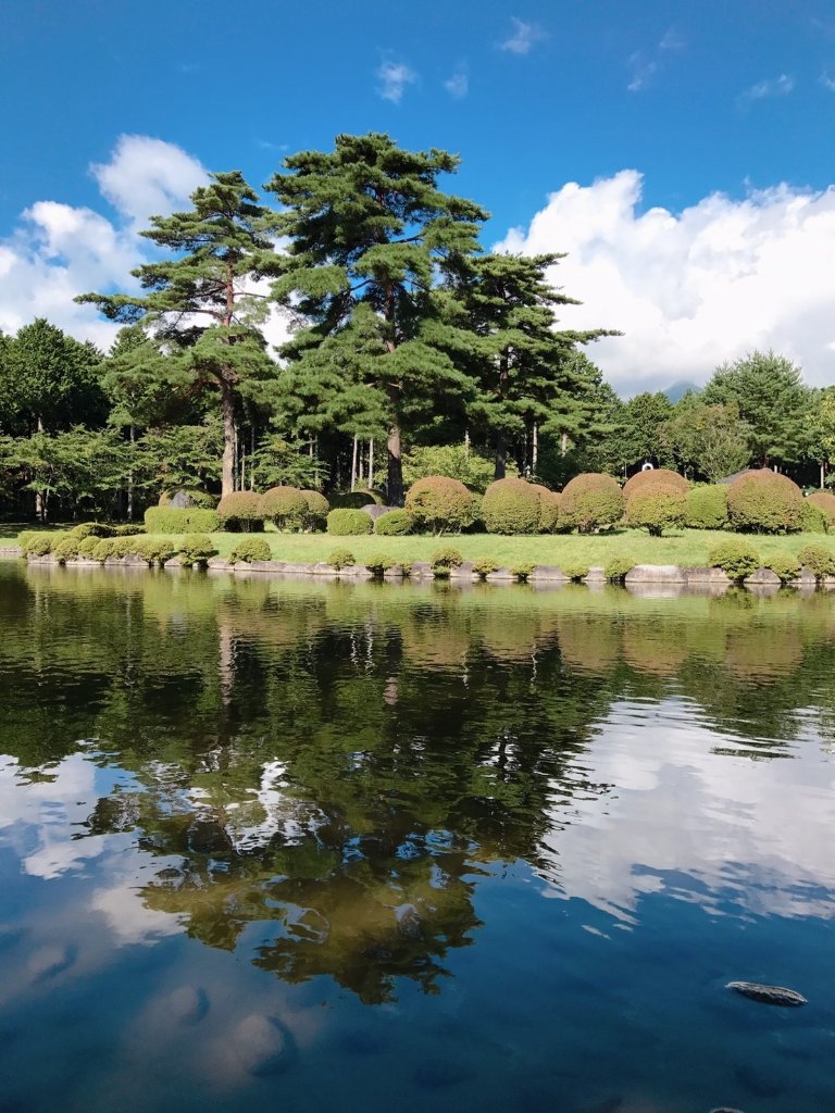 ✼••┈┈••✼••┈┈••✼••┈┈••✼••┈┈••✼
ひさしぶりにTシャツとスカートをスニーカーに合わせてスタバにきてみました。さっき作文を入稿していたのだか、あともうすこしのところで全部消えるという始末。こうやって長野県を行き来しな