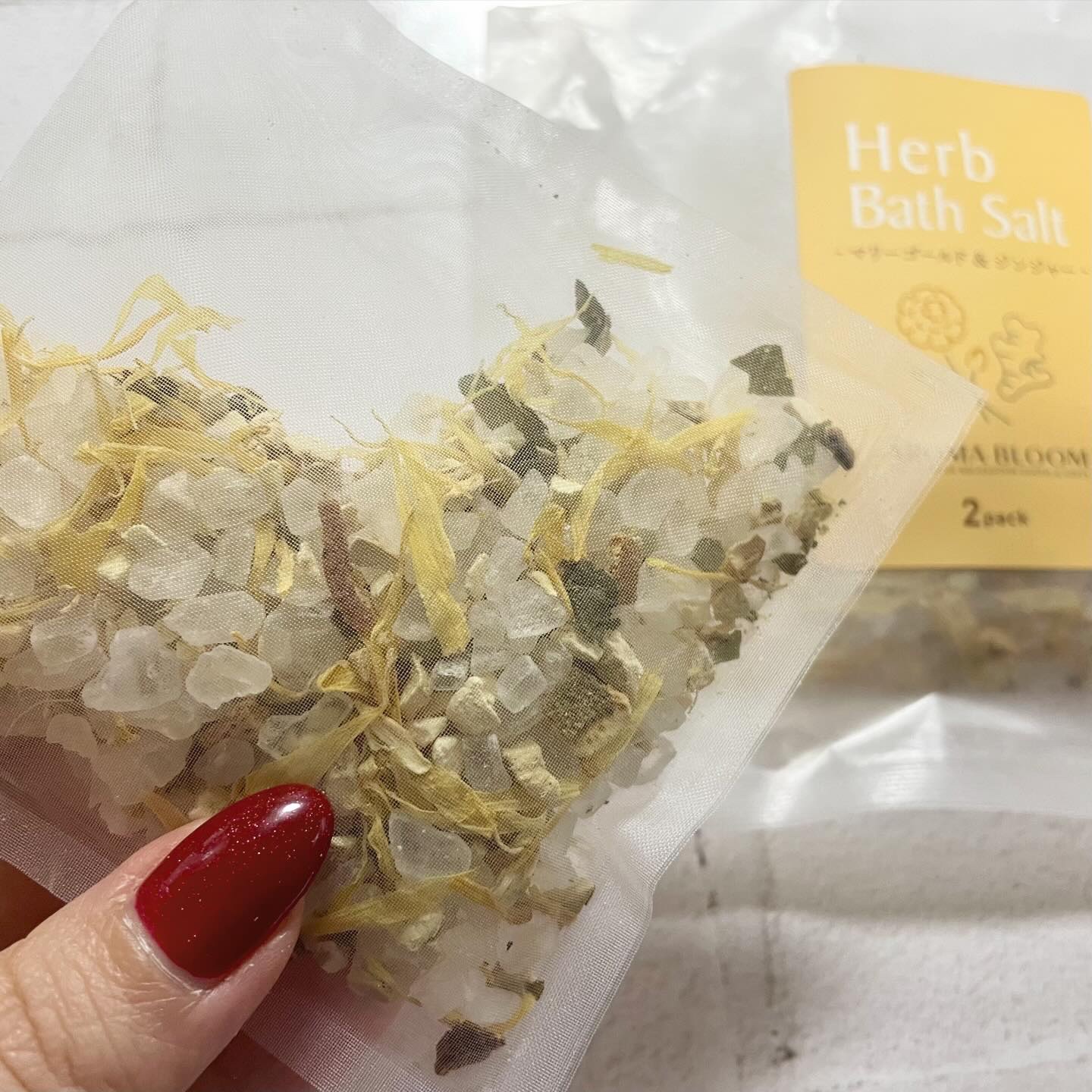 アロマブルーム ハーブバスソルト マリーゴールド&ジンジャーのクチコミ「アロマブルーム ハーブバスソルト マリーゴールド＆ジンジャー

＼アロマ専門店が開発／
岩塩に.....」（3枚目）