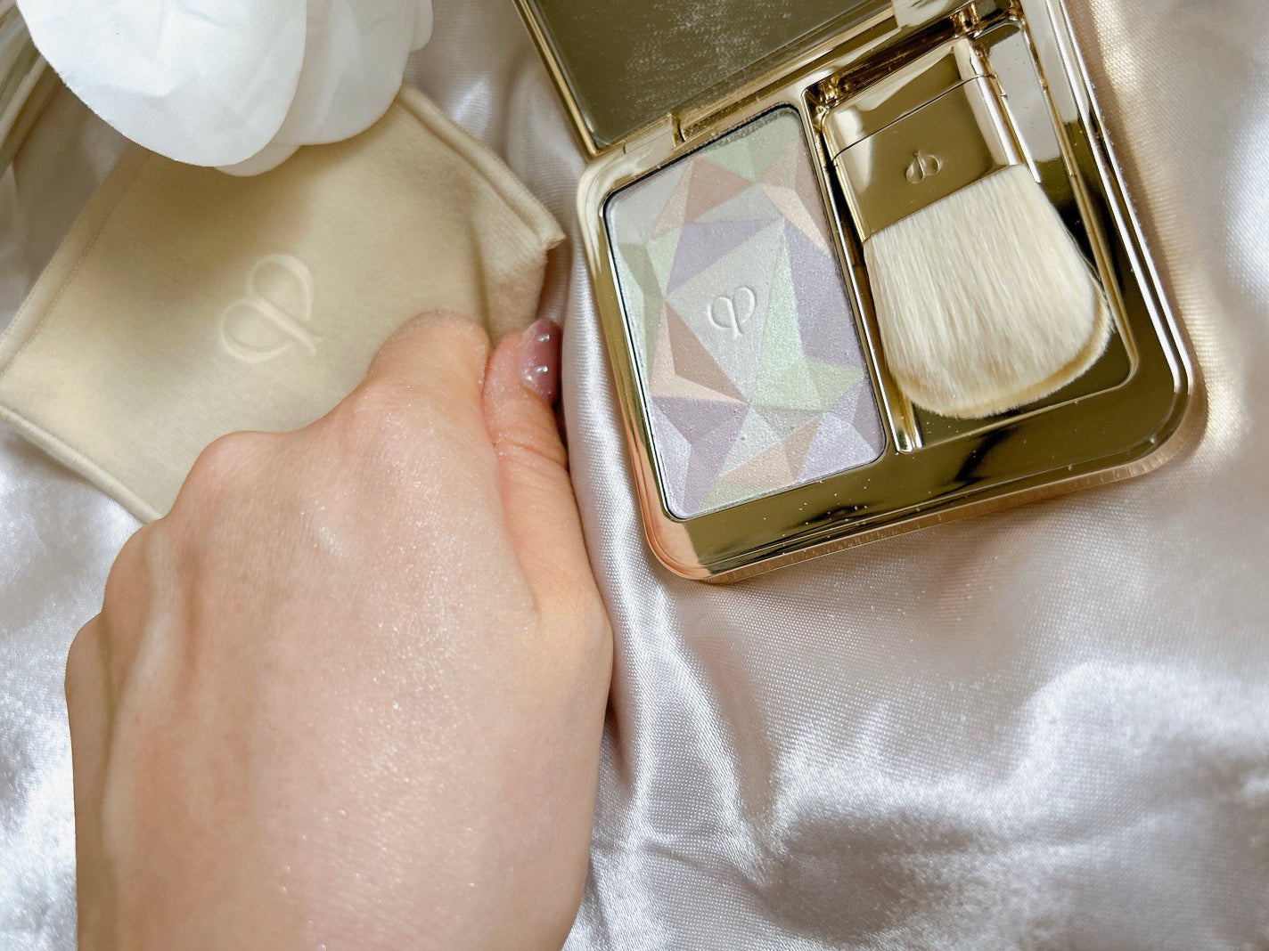 ル・レオスールデクラ /クレ・ド・ポー ボーテ/パウダーハイライトを使ったクチコミ(3枚目)