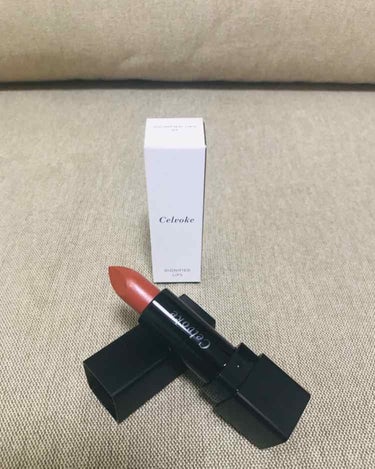 ずっと売れ切れだったセルヴォークの9番、テラコッタというリップをゲットできました💄
オレンジがやや強いブラウンで、ブラウン好きとしてはたまらない色です♫
ただ色持ちは良くなく、飲んだり食べたりするとすぐ