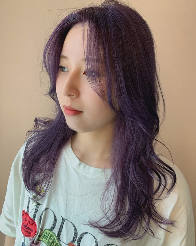 ヴァイオレットカラーの髪色がキレイな女性。