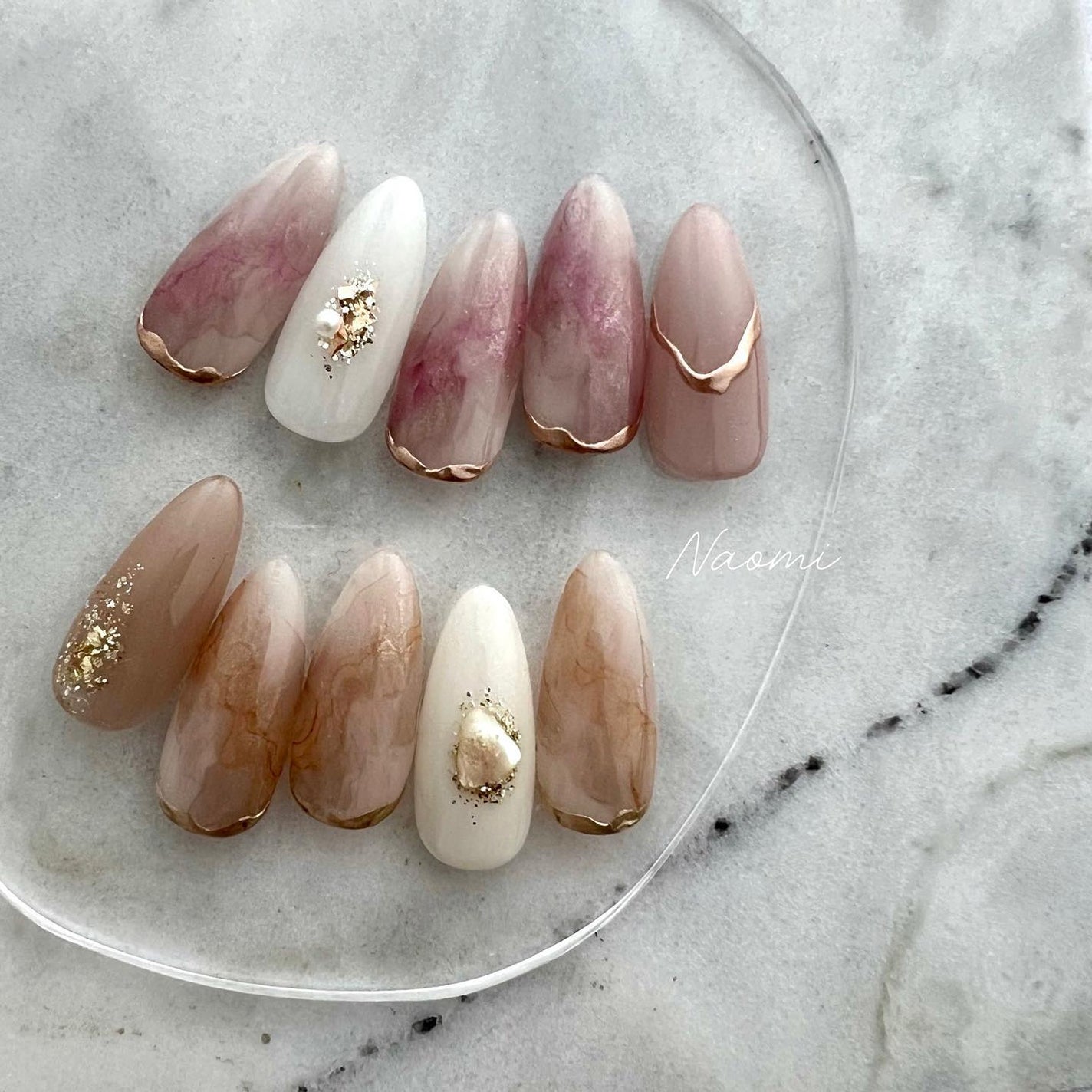 naomi on LIPS 「インクでふんわりニュアンス❤︎詳細は@nail_academy..」(1枚目)