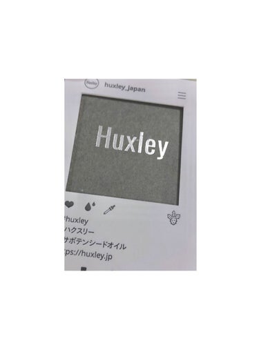 こんばんは🌝なみです🌊

今日はLIPSさんを通していただきましたHuxley様のオイルのライトアンドモアをご紹介します。ありがとうございます😊

こちらのオイル届いてから1週間ほど夜のケアに加えてみました。このオイルのすごいなと思ったところは乾燥知らず！塗ってからほんとに顔がツヤツヤします。

サボテンエキス、ヒマワリ種子油、植物性スクワラン、ホホバオイル、クランベアビシニカ種子油。これらの成分が含まれているらしいです👀

香りが本当にボタニカルな香りで、生花の香りがします🌷

私の場合は乾燥がひどくないので、使う量を調整しないとテカテカしてしまいますが、ベタベタした感じはありません。

塗布後数時間経っても乾燥は感じず、ベタベタ感もなくとても潤っている感じがあります🚰私は顔の乾燥よりも唇の乾燥がすごくて皮むけがすごいので顔と一緒に塗ってリップクリームなどで蓋します。使い方はあってないかもしれませんが、、

これからの季節にピッタリだと思います！

素敵な商品のご提供ありがとうございました🙇‍♀️

#huxley  #ハクスリー  #オイル美容液 
#ライトアンドモア
#提供、ハクスリー
#提供_ハクスリー
の画像 その1