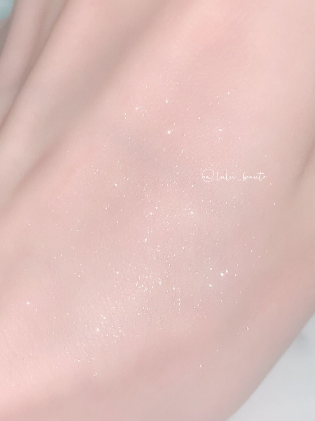 DIAMOND BOMB/FENTY BEAUTY BY RIHANNA/パウダーハイライトを使ったクチコミ（2枚目）