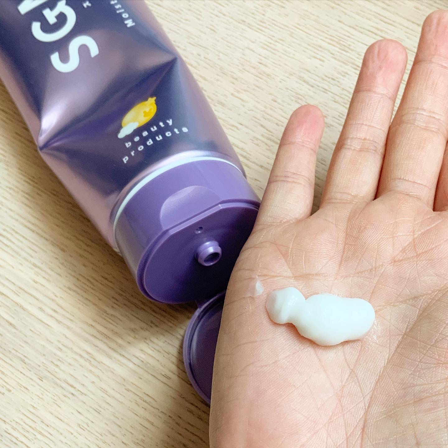 SGNI スグニ モイストトリートメントのクチコミ「
ほんのりと青みを帯びたメタリックピンクの大人可愛いパッケージ。
チューブ型で自立するので、
.....」（3枚目）