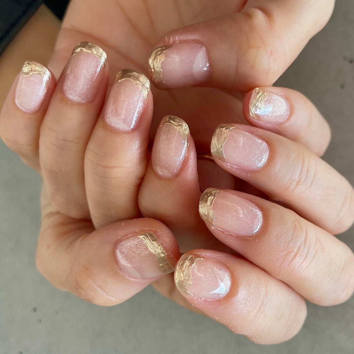 misaki nailartist(nuance) on LIPS 「Xmasらしさ◎ゴールドフレンチ🍾🎄皆様こんにちは!現役ネイリ..」(2枚目)