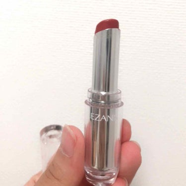 BE2番を使用中💄ほんのりベージュで厳しい職場にもつけていけます！軽い着け心地で乾燥しにくいです。ただ少し色持ちが、、なのでマイナス1！
優しいお値段なので他の色味も検討中💞
#はじめての投稿