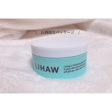 ---------------------------------
❁LIHAW
. ディープモイスチャークリーム
▶︎100g
▶︎定価:1,540円(税込)
----------------------------------

荒れ防止濃密CICAクリーム🌿
乾燥による赤みを防ぎ、バリア機能をサポート
してくれる商品です🧸

▼商品説明-------------------------------------------

４種のCICAエキス*2と植物エキス*3の
黄金バランスで繰り返す乾燥・肌あれを防ぎ、
濃密セラミド*4が肌のバリア機能をサポート。
また、コラーゲン*5、ヒアルロン酸*6を配合し
うるおい感アップ！さらに、エイジングケア*1
をしたい敏感肌の方のために、天然由来の
ハリツヤ付与成分も配合。
ふわっと軽いのにしっとりうるおい、みずみずしいツヤ肌へと導きます。

 *1：年齢に応じた化粧品等によるお手入れ
*2：ツボクサ葉エキス・ツボクサエキス・
マデカッソシド・アシアチコシド（整肌成分）
*3：ドクダミエキス、ヨモギ葉エキス、
カンゾウ根エキス（潤い成分）
*4：セラミドNP、セラミドNG、セラミドAP
（保湿成分）
*5：加水分解コラーゲン、水溶性コラーゲン、
サクシノイルアテロコラーゲン（保湿成分）
*6：ヒアルロン酸Na、加水分解ヒアルロン酸、
ヒアルロン酸ヒドロキシプロピルトリモニウム
（保湿成分）

----------------------------------------------------------

パッケージがめちゃくちゃ可愛い🥺！

やわらかいクリームで伸びも良き◎
スパチュラは付属していませんがたっぷり
100g入っていて価格もプチプラなので
コスパはかなり良いと思います🍒

香りはフレッシュハーバルの香り🍋
レモングラスを使用しているそうで、
スッキリ爽やかな香りがします🌿

塗ってもベタベタしないので
とても使いやすいクリームです◎の画像 その1