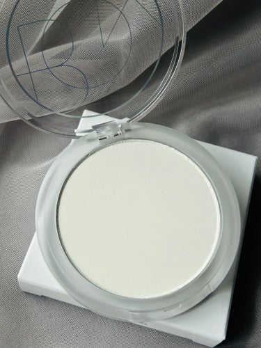 BOM FIXING FLEX POWDER PACTのクチコミ「・BOM FIXING FLEX POWDER PACT


テカリを抑えて、朝のメイクを夜ま.....」（2枚目）