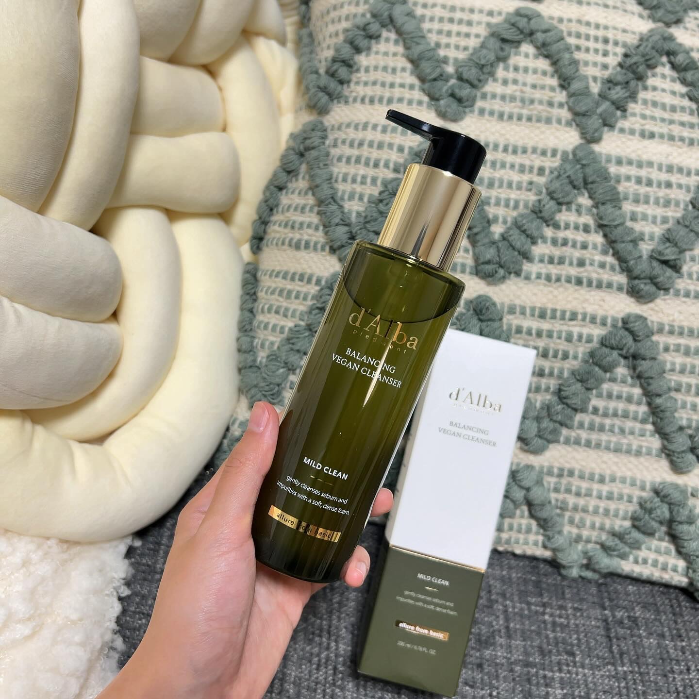 ♡
大好きな韓国スキンケアブランド🇰🇷
@dalba_japan の
【マイルドスキンバランシング ヴィーガン クレンザー】

ジェルタイプだけれど、泡が立つ洗顔料🫧
韓国コスメは「クレンザー」という名前でも
クレンジングじゃなく洗顔