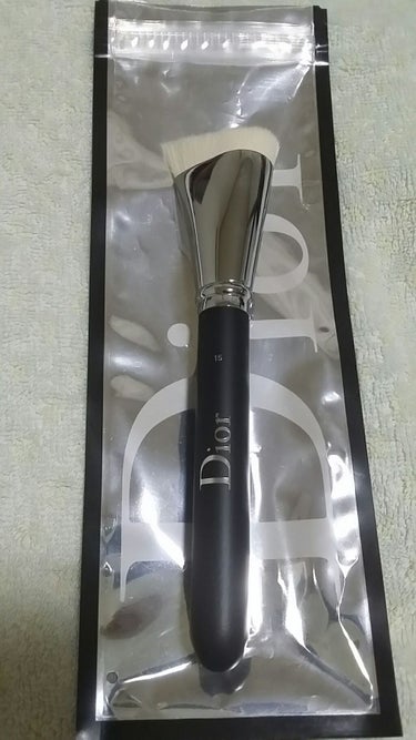 Dior バックステージ コントゥール ブラシのクチコミ「Diorのバックステージコントゥールブラシ！！！
こちらも購入だぬん！！

タッチアップして貰.....」（1枚目）