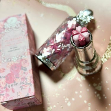 JILLSTUARTの誕生月リップ🌸

ブルームリップキャンディ
04 happiness ranunculus

予約してたの受け取って来ました〜🖐🏻

これは見てるだけで幸せなやつ🥺✨

結構白っぽ