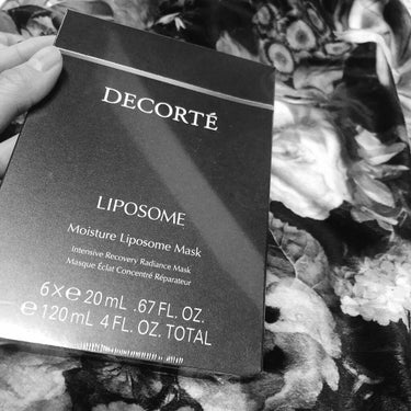 DECORTÉ モイスチュアリポソームマスク
6枚入り　7,200円

1月に発売されたばかりなので、あまり知り渡ってないんですけど、シートマスクが好きな方にはぜひ使ってほしいです！化粧水の後に使います