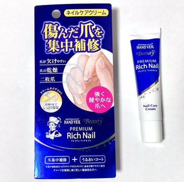 🌸メンソレータム 
ハンドベール ビューティー 
プレミアムリッチネイル  (12g)

爪がすぐ二枚爪になったり割れたりするから、爪が伸ばせないのでケアしたくて購入しました✨

保湿力あって爪周りのガサガサも、しっとり潤ってツルツルします✨

画像の爪には、エテュセのクイックケアコートを塗ってあります。




●ネイルケアクリーム

●傷んだ爪を集中補修

●爪が欠けやすい、爪の乾燥が気になる、二枚爪に。

ダメージを補修し強く美しい健康的な爪へ

●塗ってすぐに感じるツヤとうるおい

●クリームタイプで爪周りまでしっとり

●集中補修
ジェルネイルや研磨による爪表面の剥離ダメージ

除光液や洗剤などによる乾燥ダメージ

●爪集中補修

補修成分*とうるおい成分**が爪内部のすみずみに浸透。

傷んだ部分にとどまり内側から補修します。

●うるおいコート

爪表面をコーティングし、補修成分*とうるおい成分**をしっかり閉じ込めます。

爪を保護し健やかに保ちます。


*ヒドロキシプロピルキトサン、加水分解ケラチン(羊毛)

**加水分解ヒアルロン酸、セラミド2、セラミド3、セラミド6II、スクワラン




✅使用方法

・1日2〜3回、指先に適量をとり、爪表面や爪周りに塗り込むようになじませてください。

・爪表面がつるつるとしてきたら塗り込み完了のサインです！




✅成分

水、トリエチルヘキサノイン、BG、グリセリン、ジメチコン、ベヘニルアルコール、ステアリルアルコール、ヒドロキシプロピルキトサン、加水分解ケラチン(羊毛)、加水分解ヒアルロン酸、セラミド2、セラミド3、セラミド6II、スクワラン、ビルベリー葉エキス、ダイマージリノール酸ダイマージリノレイル、PCA-Na、クエン酸、水添レシチン、グルタミン酸、コレステロール、ダイズステロール、オレイン酸コレステリル、EDTA-2Na、PEG-40水添ヒマシ油、ステアラミドプロピルジメチルアミン、エタノール、メチルパラベン、香料




✅注意事項

★使用上の注意

＜相談すること＞

・肌に異常が生じていないかよく注意してご使用ください。

・使用中、又は使用後日光にあたって、赤み、はれ、かゆみ、刺激、色抜け(白斑等)や黒ずみ等の異常があらわれた場合は使用を中止し、皮フ科専門医等へご相談ください。そのまま使用を続けますと症状が悪化することがあります。

＜その他使用上の注意＞

・傷、はれもの、湿疹、かぶれ等、異常のある部位には使用しないでください。

・目に入らないよう注意し、入った時は、すぐに水又はぬるま湯で洗い流してください。なお、異常が残る場合は、眼科医にご相談ください。

★保管及び取扱い上の注意

・高温又は低温の場所、直射日光を避け、密栓して保管してください。

・乳幼児の手の届かない所に保管してください。

・衣服等につかないよう十分ご注意ください。(材質によっては落ちにくいことがあります。)




✅原産国

日本







#メンソレータム
#ハンドベールプレミアムリッチネイル
ハンドベール
#ネイルケアクリーム



の画像 その0