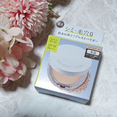 リニューアル発売の商品で、肌荒れまでケアするファンデ級のプレストパウダー。
肌荒れ防止成分グリチルレチン酸ステアリル配合。

今回はミディアムオークルを試させていただきました。

メイクをしながらケアも期待できるのが嬉しいなと思います😁

箱に入って届き、中はとてもシンプルなデザインのコンパクトになっています。

蓋を開けると鏡とパフも付いており、縁のところが大理石のような模様になっているのもオシャレです🎶

触ってみるととても粉が細かく、サラッとしているのですがしっとりとも感じられる不思議な感覚です。

肌に乗せるとフワッと乗ってくれて粉っぽさがなく、自然にアラを隠してくれるような使い心地です😍

厚塗り感もなく、パフだけでも薄く仕上げられるのですが私はブラシでフワッと乗せるのが好きです✨

ブラシだとより薄く、均一に塗れて肌が綺麗に見えるなと感じました。

乾燥を感じることもなかったのが良かったです😊

ファンデーション代わりにも使用できますし、とても重宝しています💕


#タイムシークレット #タイムシークレットミネラル薬用プレストパウダー #フェイスパウダー #msh株式会社 #ブロカン #モニター #PR  #正直レビュー の画像 その0