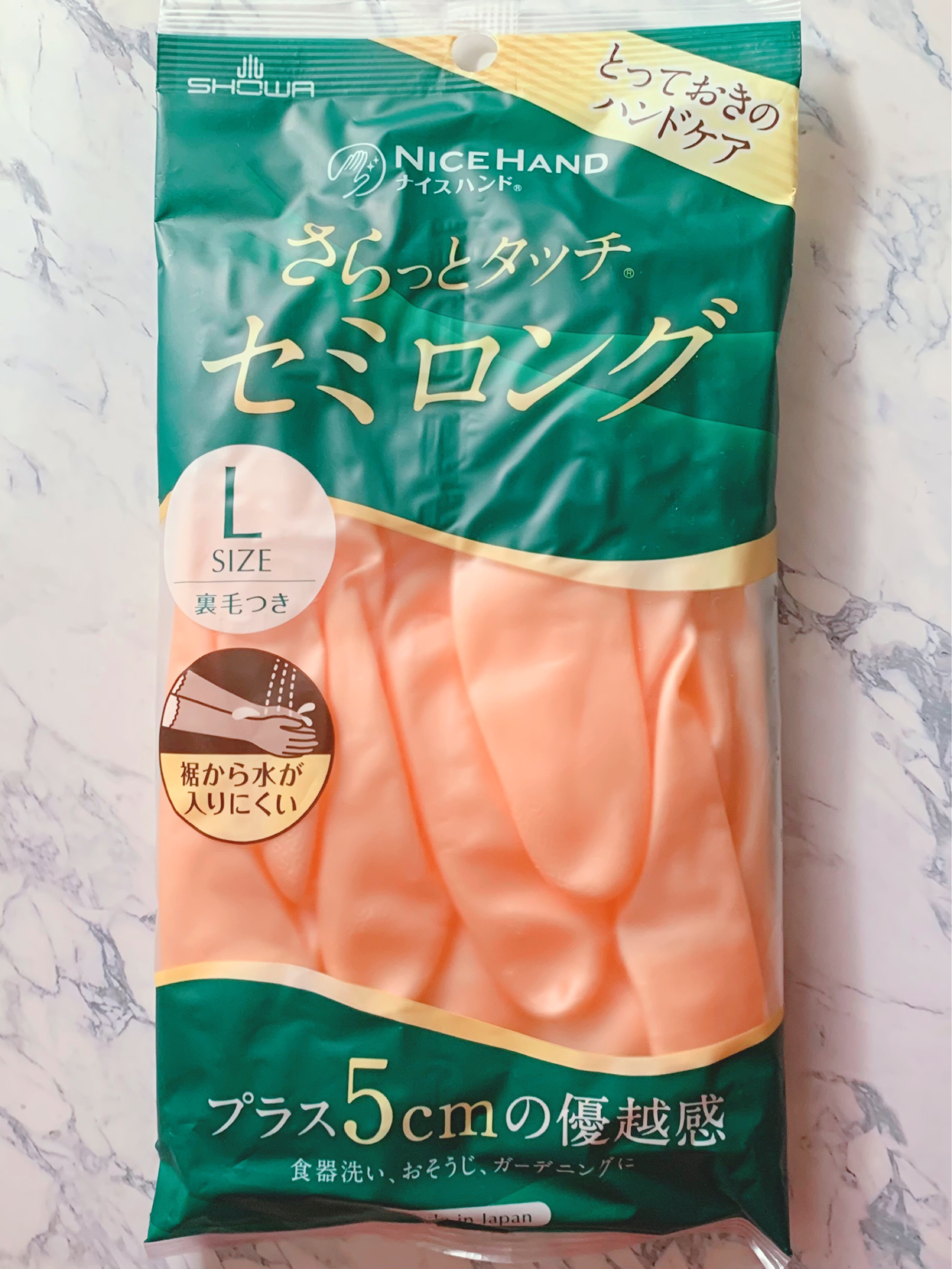 家事のお供はゴム手袋！

ショーワグローブ
ナイスハンド
さらっとタッチ　セミロング

お皿洗いなどで洗剤で手が荒れるのを防ぐために購入。

全長が35㎝と長いです。
腕に水がかかりにくく、長いので折り返してもよし。

裏毛つきでサラッとス