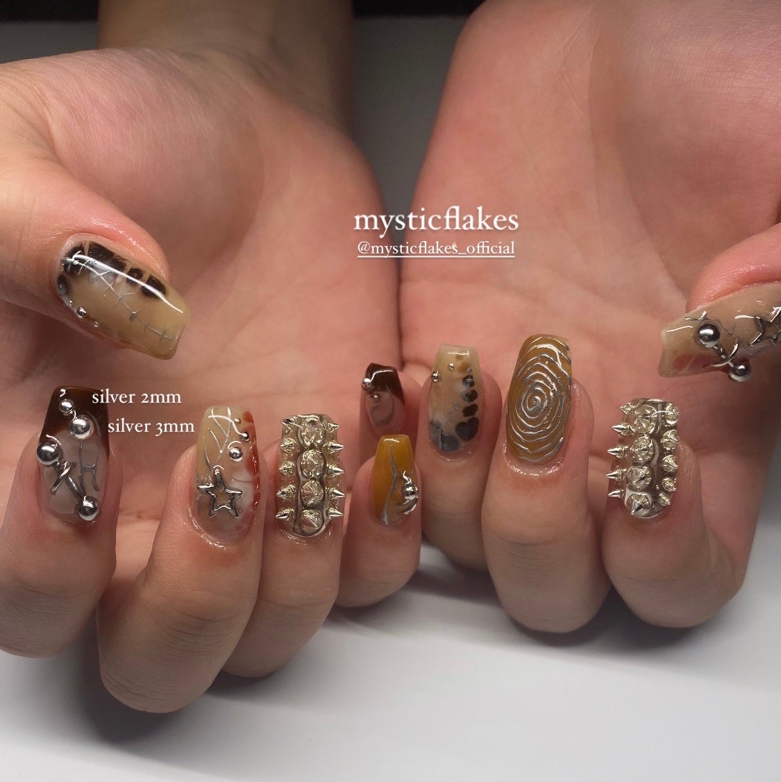 𝖓𝖆𝖎𝖑𝖎𝖘𝖙 🎱: 𝖒𝖔𝖊 フォロバ100 on LIPS 「.秋ネイル❤︎#クリアネイル#トレンドネイル#ニュアンスネイル..」(2枚目)