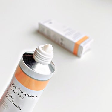 ...........................................﻿
﻿
☑︎ Dr.Hauschka﻿
　クレンジングミルク﻿
﻿
⚪️合成香料フリー﻿
⚪️着色料フリー﻿
⚪️保存料フリー﻿
﻿
...........................................﻿
﻿
拭き取りでも洗い流しでも﻿
メイクオフできるクレンジングミルク﻿
﻿
﻿
テクスチャーはゆる過ぎずやわらかく﻿
液ダレせずになじませられます﻿
﻿
使い心地はしっとりベタつかず﻿
乾燥は感じない洗い上がり﻿
﻿
﻿
香りはしっかり目﻿
とても良くて癒されます✨﻿
﻿
ゆっくり丁寧にクレンジングして﻿
気持ちもケアしたいような日に使ってます☺️﻿

﻿
﻿
﻿
﻿
#DrHauschka #ドクターハウシュカ﻿
#クレンジングミルク﻿#ナチュラルコスメ
#デパコス#スキンケア#クレンジング
 #おうち美容紹介  #スキンケアルーティーン の画像 その2