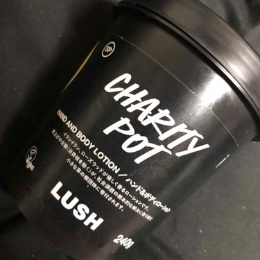 LUSHのチャリティポットの紹介です！

何がチャリティかというとこちらの商品の消費税を除く全額が動物実験廃止活動を含む動物の権利擁護活動の支援に使用されるみたいです🐰🐰

香りはイランイランとバニラの