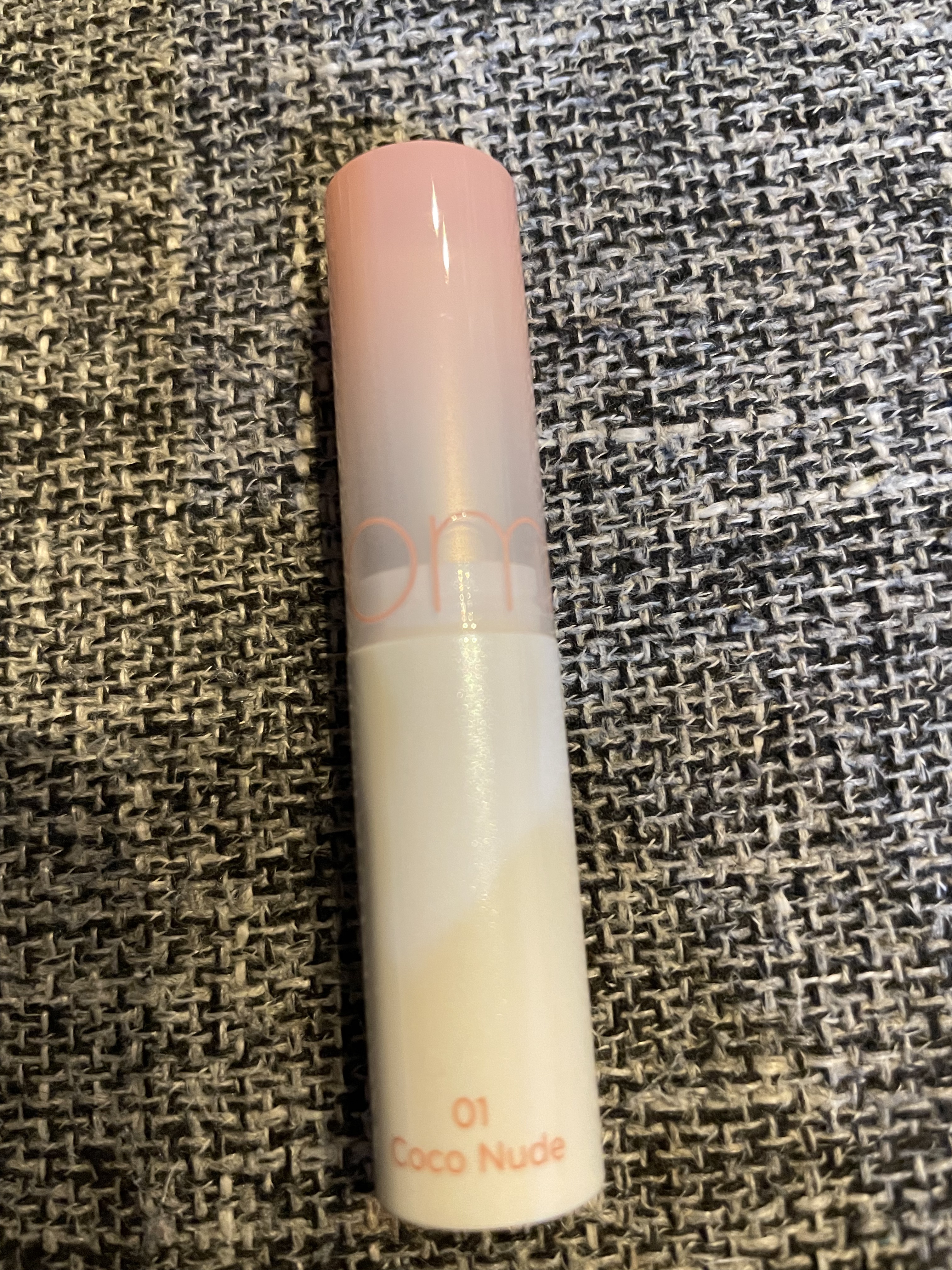 ずっと気になってた商品、ココヌード
LIPSで2000クーポン当たったので購入しました
潤うし、薄づきで仕事でも派手じゃなく良き