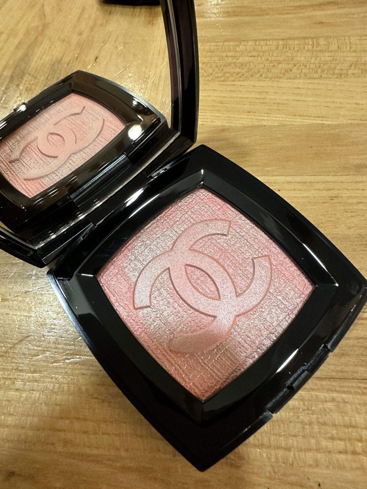 #コスメ購入品

CHANEL ファンテジー ドゥ シャネル


これも一緒に買いました。コーラルチークかわいい。

写真１枚目フラッシュなし、二枚目ありです。


 #淡色春メイク 