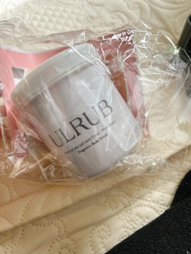 ULRUB ボディスクラブのクチコミ「【使った商品】ULRUB スクラブ

【商品の特徴】肌のザラつき黒ずみ軽減

【使用感】かるー.....」（1枚目）