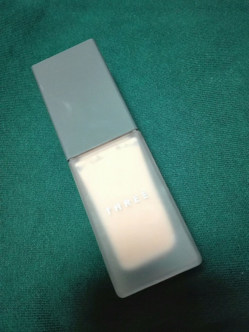 THREE フローレスエシリアル フルイド ファンデーションのクチコミ「カバー力はまぁまぁで、程よいツヤ感を出してくれます👍

結構保湿力高めで冬の時期には良いですが.....」（1枚目）