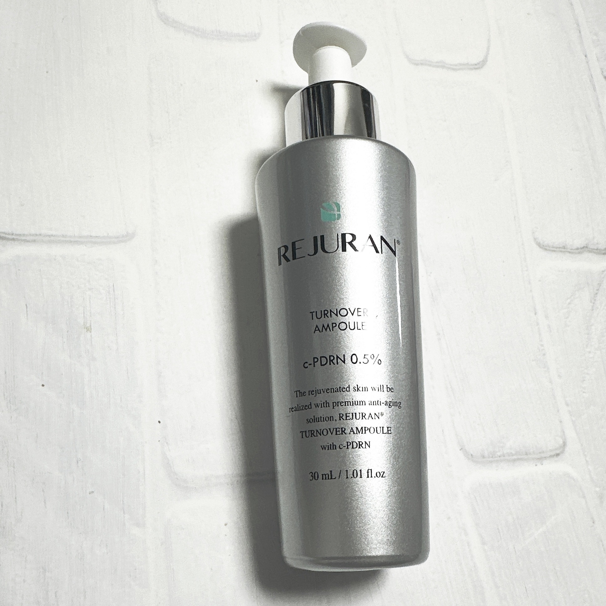 REJURAN

@rejuran_jp_official

ターンオーバーアンプル

【特徴】

・肌の28日サイクルを健康に保つターンオーバーアンプルは、リジュラン研究の集大成である独自技術DOTとc-PDRNが含まれており、肌本来の健