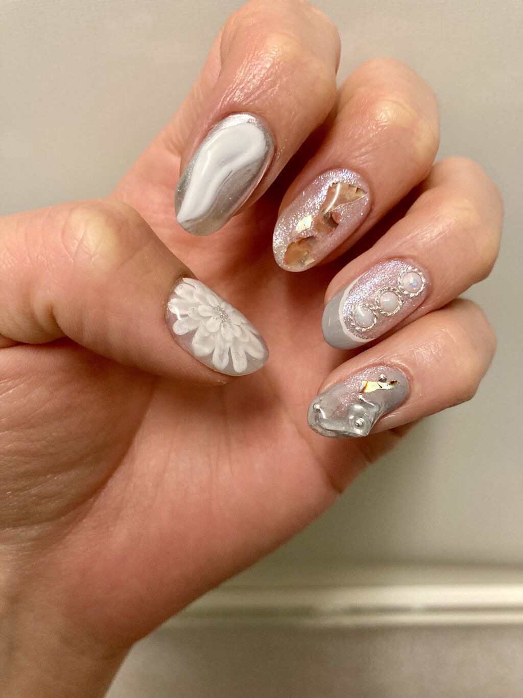 #ジェルネイル,#セルフネイル,#シルバーネイル,#冬ネイル,#シェルネイル,#フラワーネイル,#100均ネイル,#ミラーネイルのネイルデザイン