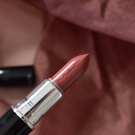 ラスターガラス リップスティック ハグ ミー(※既存色リニューアル)/M・A・C/口紅を使ったクチコミ(2枚目)