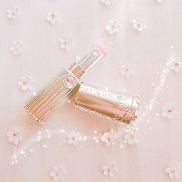 

⑅ jillstuart lip blossom ⑅

お色は34番のpetit cherryです .
可愛らしいコーラルピンクで発色も良く きれいなツヤ感がでます( ˊᵕˋ )
どんな方にも使いや