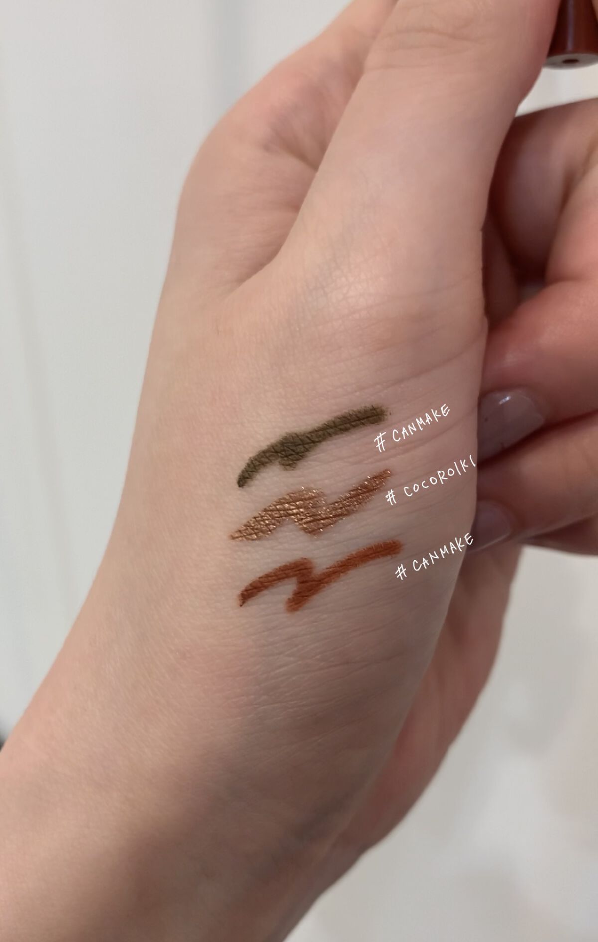 【秋色カラーメイク🍠🍂】

秋メイクにおすすめ
カラーライナーを紹介します💁‍♀️

☑︎キャンメイク
    クリーミータッチライナー

するする〜と描きやすくて落ちにくい◎
カーキとオレンジブラウンの色みが
これからの季節にぴった