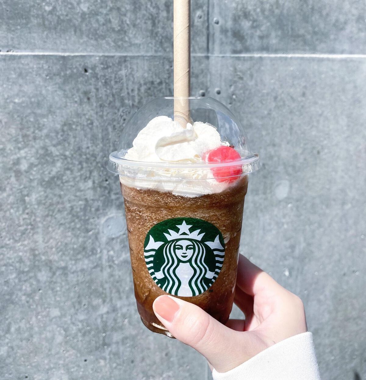 ．
#スターバックスコーラフラペチーノ 
．
どんな味か楽しみだったコーラ🥤
飲みやすくて美味しかった🫧

．
．
#starbucks#starbucksfrappuccino#frappuccino#colafrappuccino#