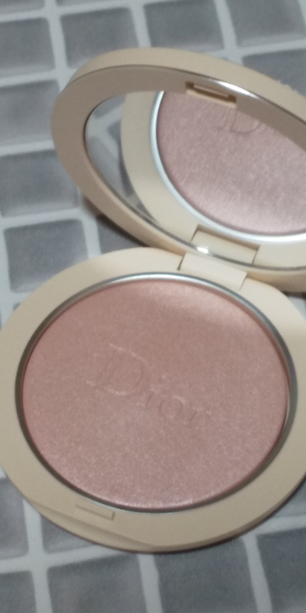 ロージー グロウ 006 ベリー/Dior/パウダーチークを使ったクチコミ（2枚目）