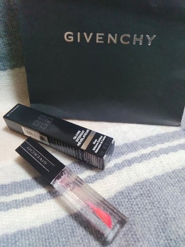 ▷GIVENCHY
▷グロス　レヴェラトゥール（3,500円）

リピートアイテム
唇のphでカラーが変わる
テクスチャーがべたつかないので◎
キラキラした見た目も可愛い