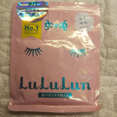 ▽ルルルン バランスうるおいタイプ 285円 7枚入り
友達からおみやげで限定ものをもらって初めて使ったフェイスマスク。
ルルルン舐めてたわ…っていうかフェイスマスク自体舐めてた……

こんなシートが分