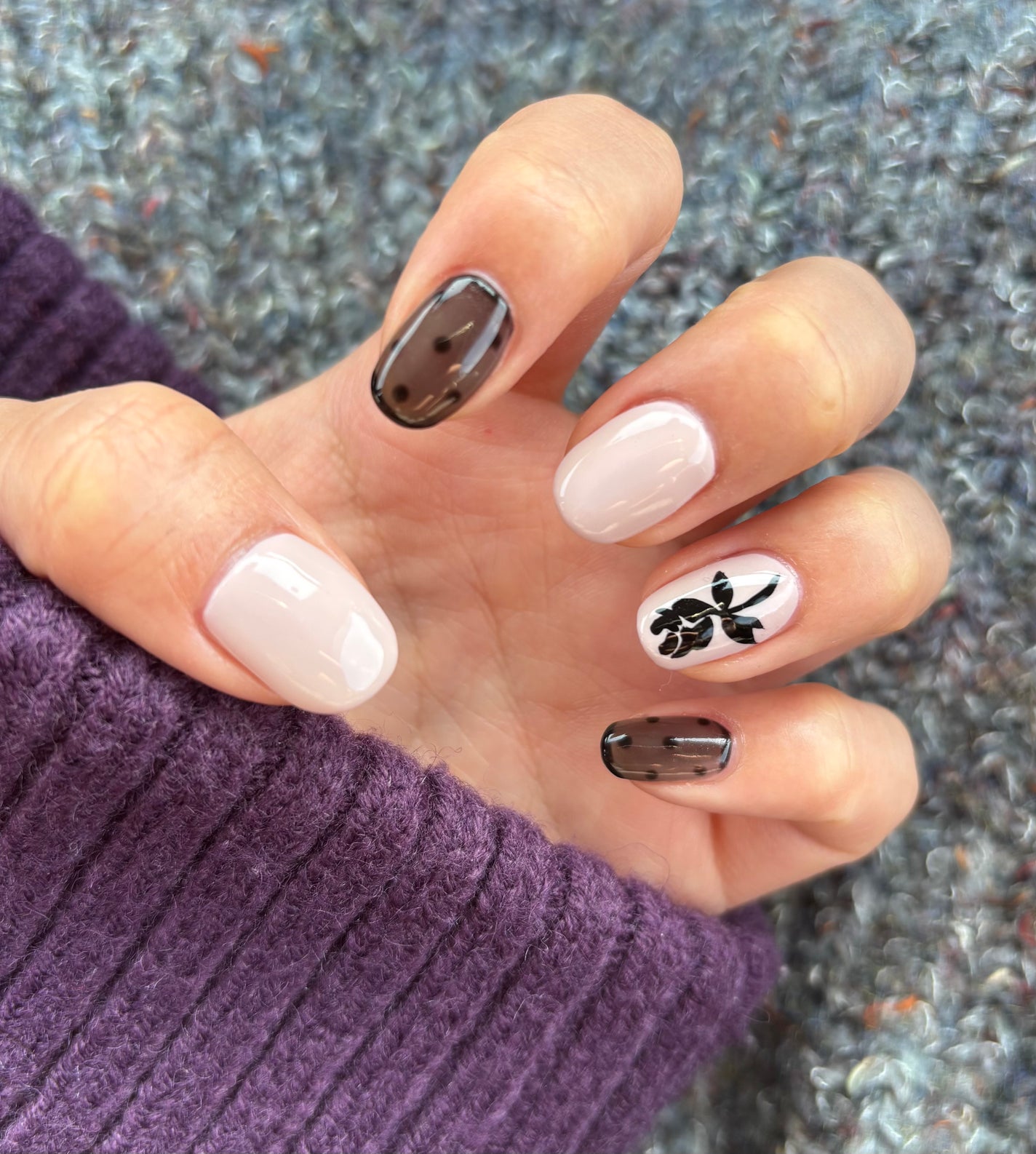 ERIKA on LIPS 「ネイルを変えた💅🏻去年もやったけど、可愛かったしサロンも違うの..」(1枚目)