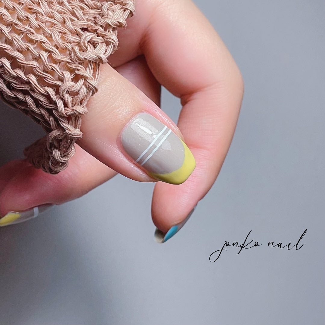 じょんこ┊︎マニキュアでセルフネイル on LIPS 「親指たち👍🏻ここ最近のお気に入りな親指たちネイルを写真に..」(4枚目)