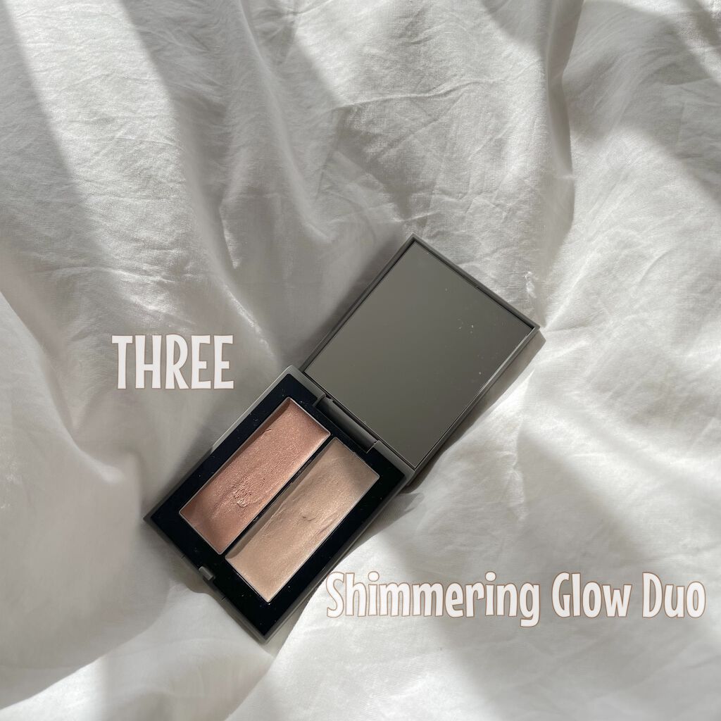 有名なハイライトとアイシャドウ🥰💕
私は01番の色を使用しています！

ねりチークのようなテクスチャーで
光が当たるととにかく可愛い！

チークにも使えて、万能です🥰🥰

#THREE #THREE シマリング グロー デュオ #0