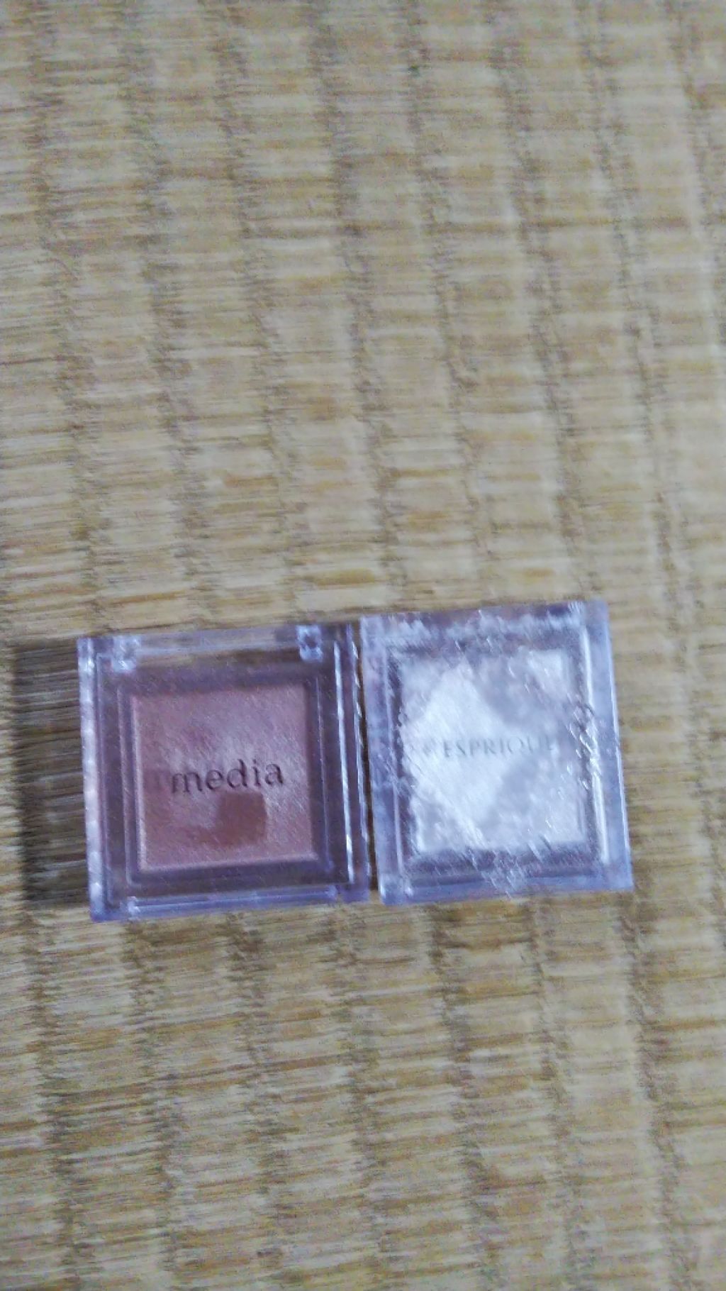 只野いずみ on LIPS 「ベージュ、白のアイシャドウとちふれとキスミーのチーク。オフィス..」(2枚目)