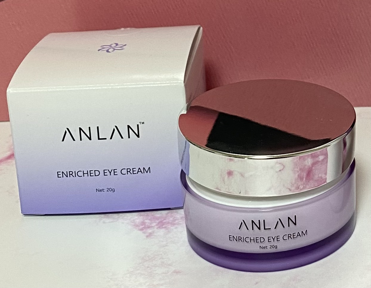 少量でもノビが良き❤️
やや重めのクリームかな？と思ったら、ノビが良くてビックリでした🤩
保湿をしっかり感じる🙆‍♀️
個人的に、ほうれい線にも使ってみた😂
目元はもちろん口元にもオススメですわ🫶 
そして、6つの無添加なのも嬉しい