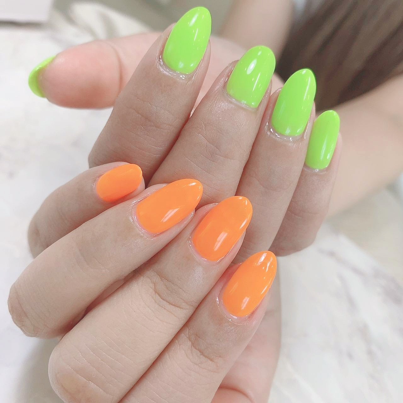 #ジェルネイル,#夏ネイル,#ネオンカラーネイル,#ワンカラーネイル,#鮮やか夏ネイルのネイルデザイン