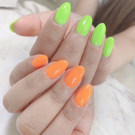 #ジェルネイル,#夏ネイル,#ネオンカラーネイル,#ワンカラーネイル,#鮮やか夏ネイルのネイルデザイン